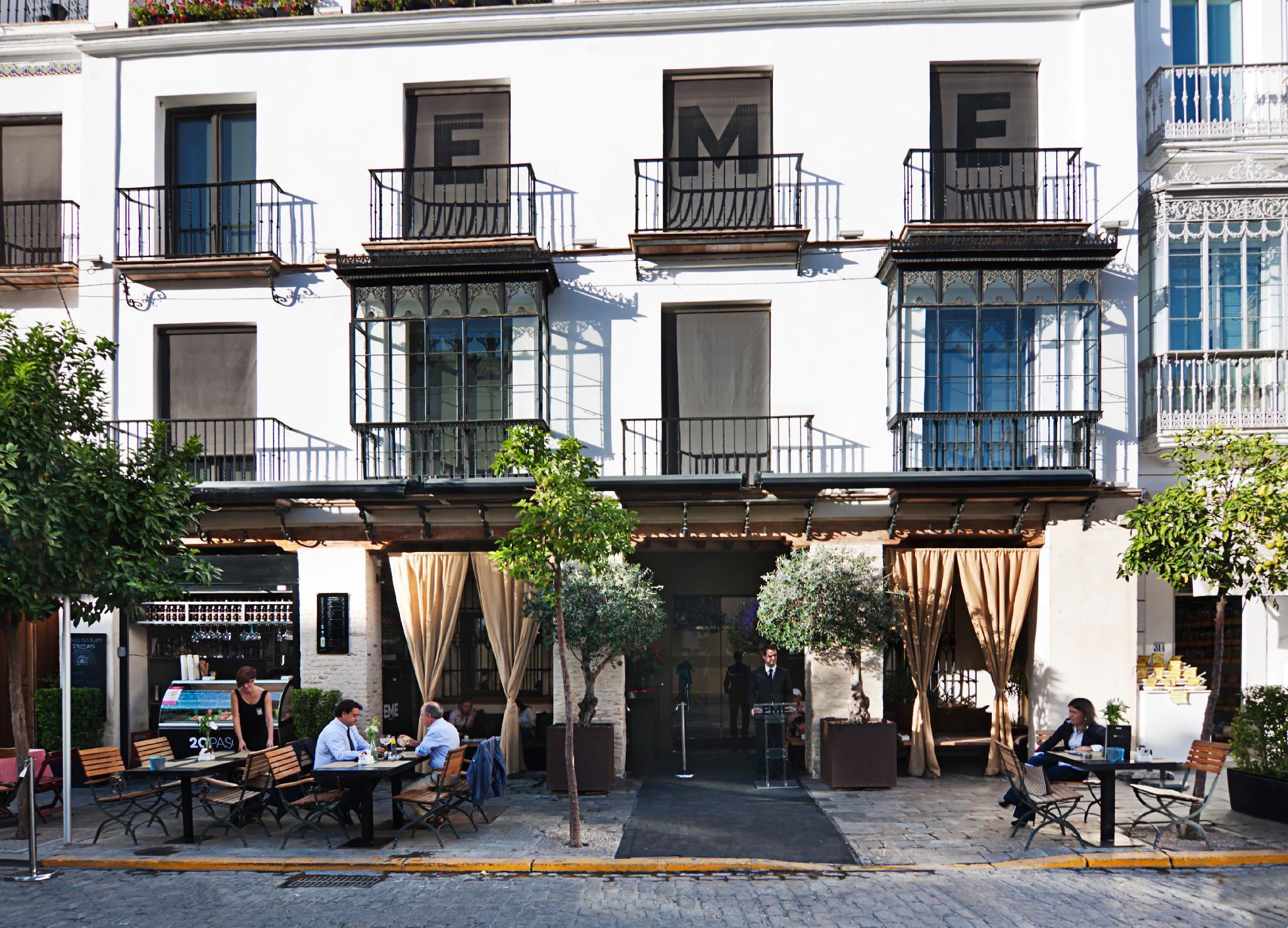 סביליה Eme Catedral Mercer Hotel מראה חיצוני תמונה A typical café in Seville