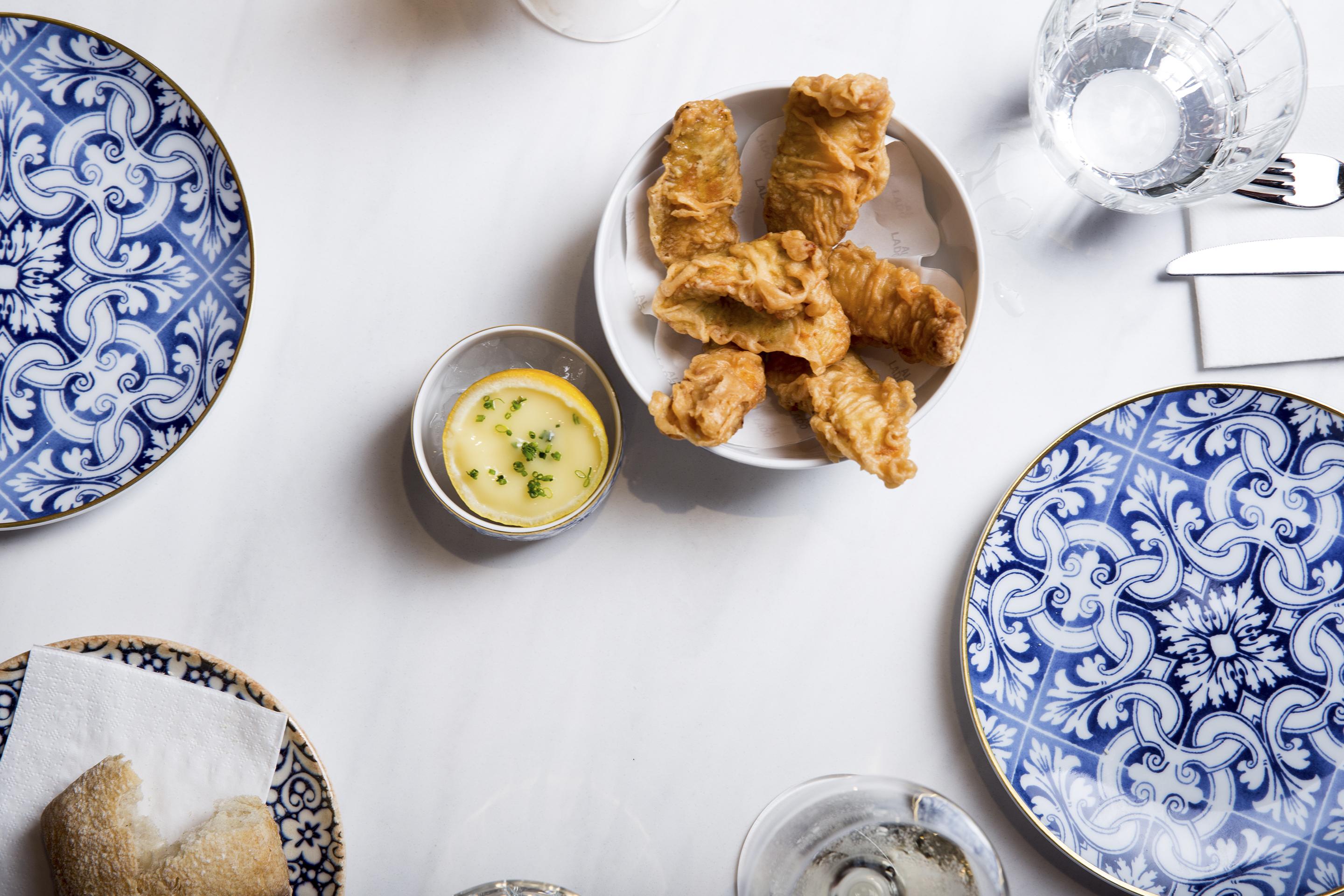סביליה Eme Catedral Mercer Hotel מראה חיצוני תמונה Fried chicken at the restaurant