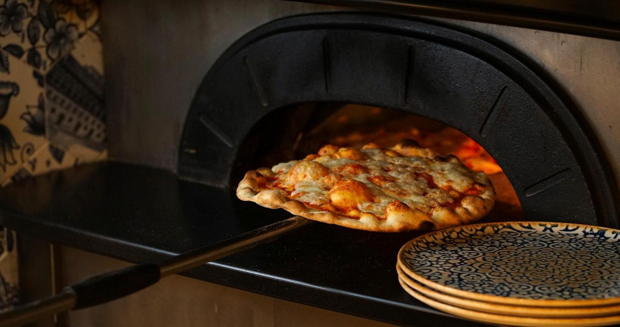 סביליה Eme Catedral Mercer Hotel מראה חיצוני תמונה Pizza being removed from a wood-fired oven