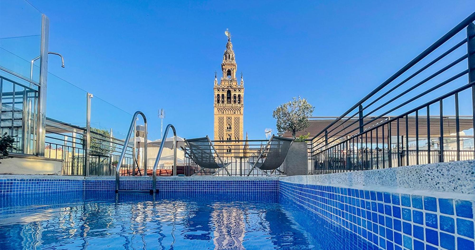 סביליה Eme Catedral Mercer Hotel מראה חיצוני תמונה The rooftop pool at the Hotel Casa 1800