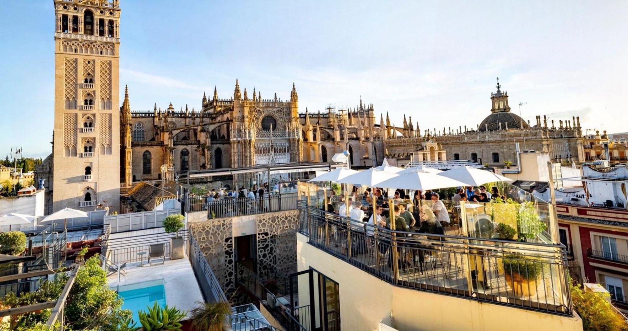 סביליה Eme Catedral Mercer Hotel מראה חיצוני תמונה The roof terrace of the hotel
