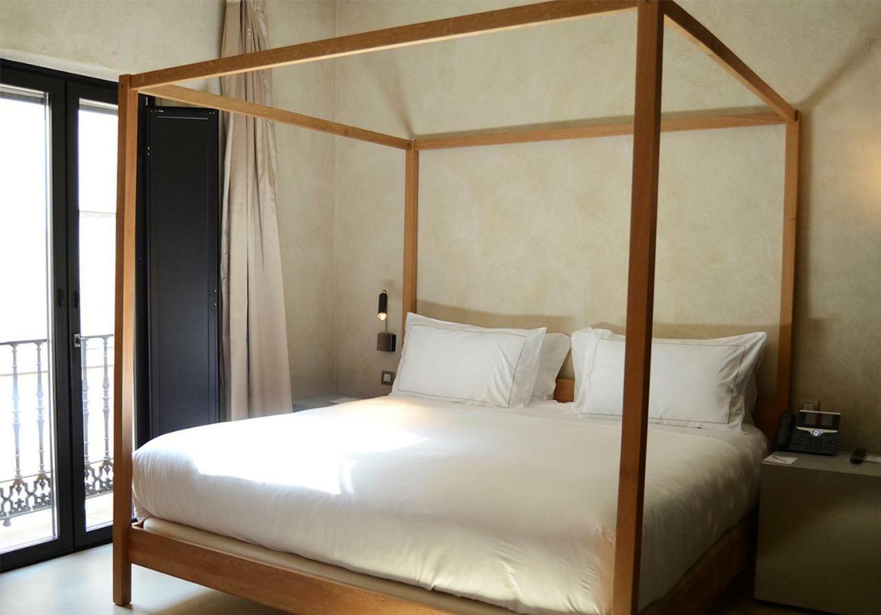 סביליה Eme Catedral Mercer Hotel מראה חיצוני תמונה A four-poster bed
