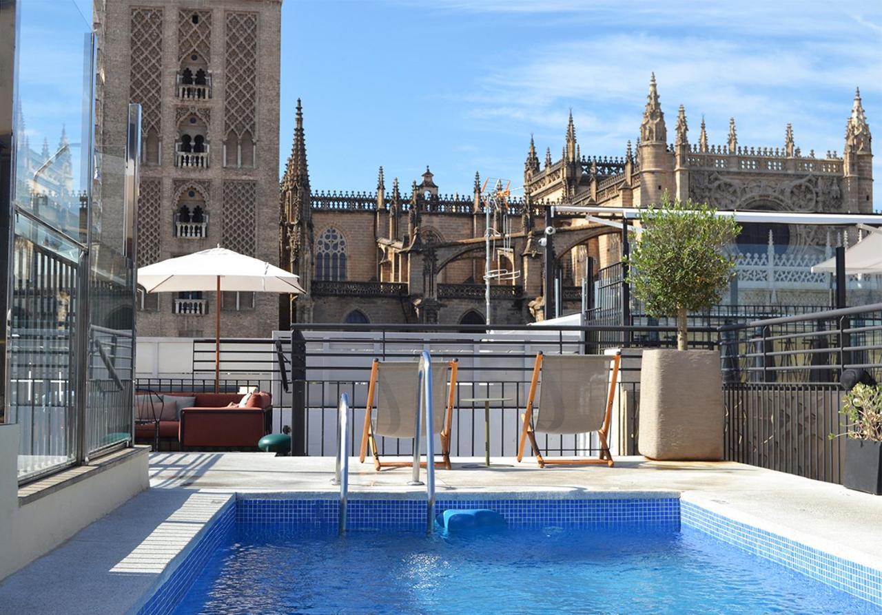 סביליה Eme Catedral Mercer Hotel מראה חיצוני תמונה Rooftop pool at Hotel Casa 1887