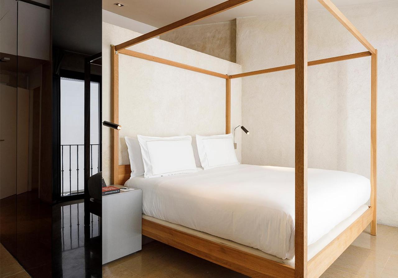 סביליה Eme Catedral Mercer Hotel מראה חיצוני תמונה A four-poster bed