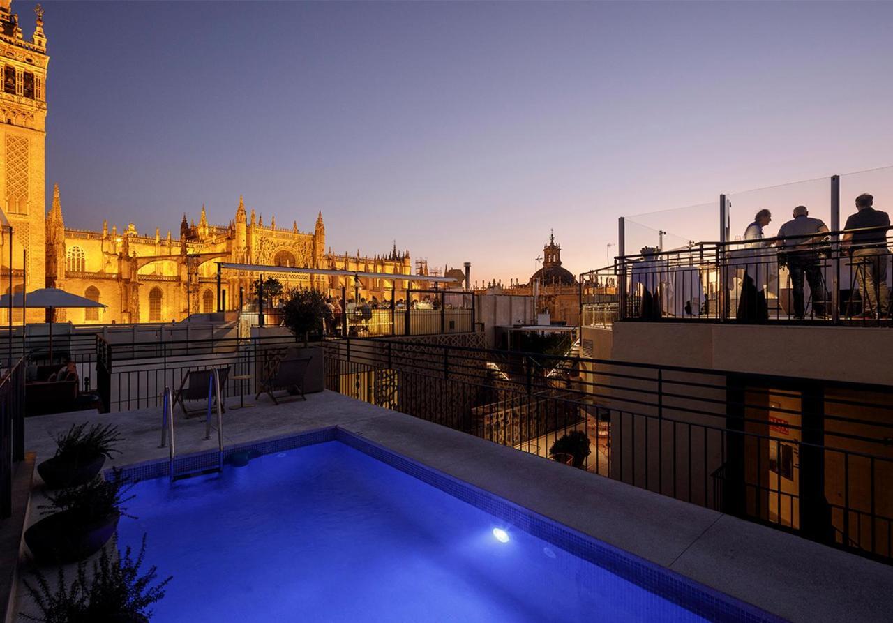 סביליה Eme Catedral Mercer Hotel מראה חיצוני תמונה Rooftop pool at Hotel Casa 1800